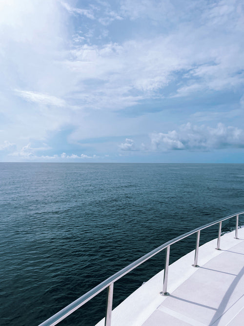 View from a boat on an ocean and a horizon