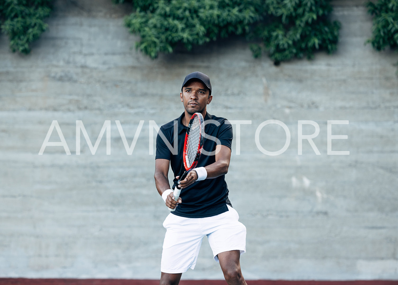 Young tennis player ready to receive the serve