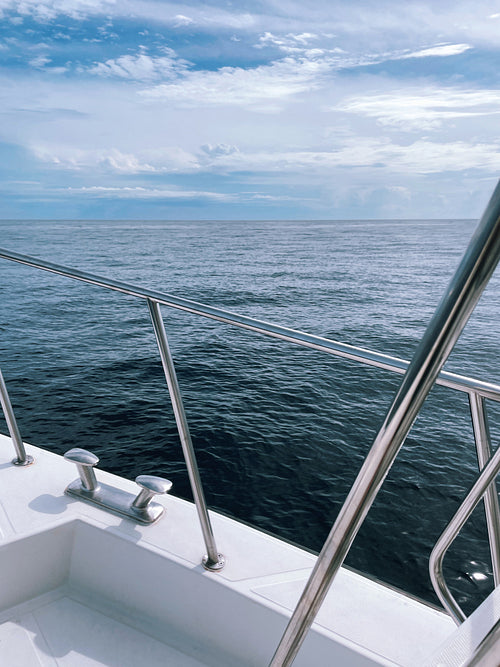 View from sailing boat on an ocean and a horizon at sunnt day