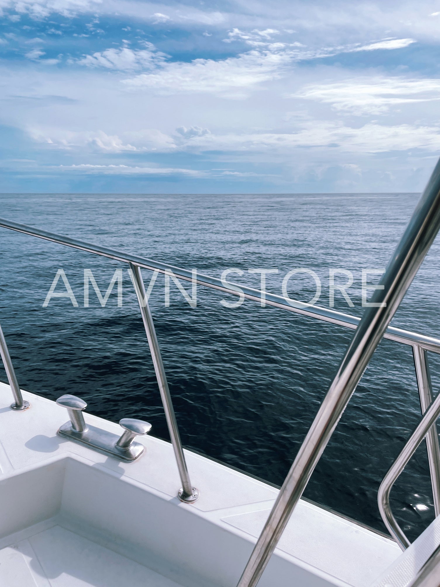 View from sailing boat on an ocean and a horizon at sunnt day